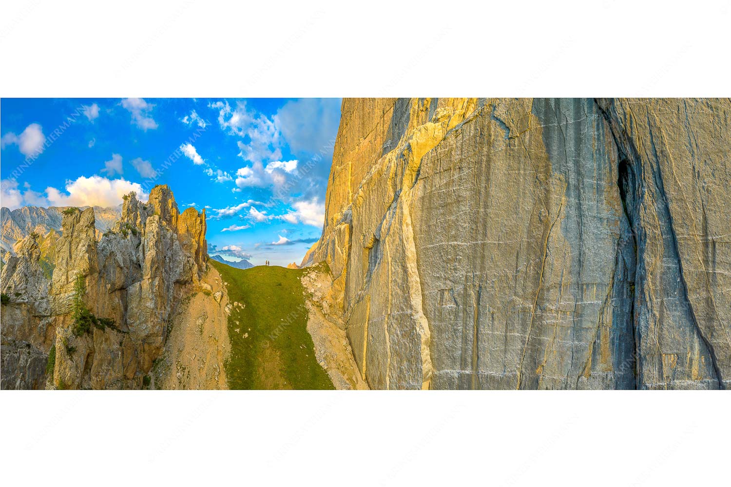 Schwer beeindruckt – Seitenverhältnis 2,5:1 — Schnitlwand Halleranger Karwendel Kletterer vor der Schnitlwand an der Speckkarspitze im Karwendelgebirge