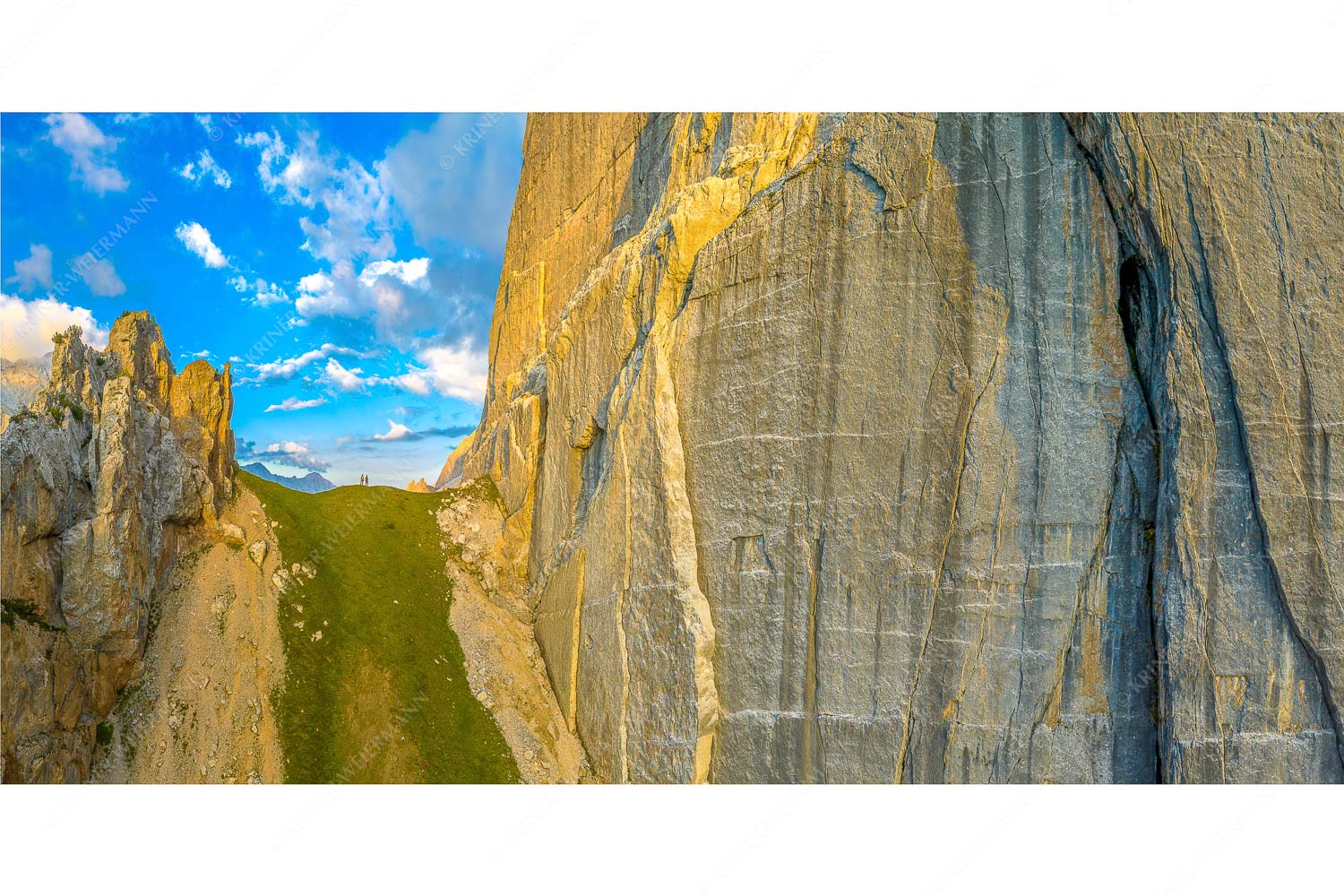 Schwer beeindruckt – Seitenverhältnis 2:1 — Schnitlwand Halleranger Karwendel Kletterer vor der Schnitlwand an der Speckkarspitze im Karwendelgebirge
