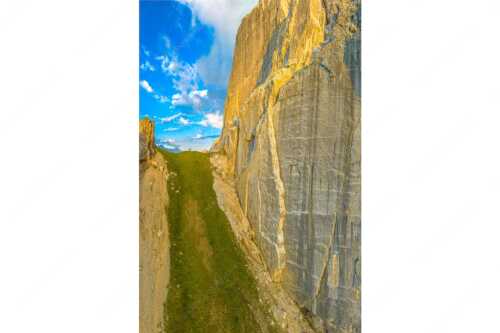 Kletterer vor der Schnitlwand an der Speckkarspitze im Karwendelgebirge - Schwer beeindruckt - Seitenverhältnis 2:3 - Schnitlwand Halleranger Karwendel - weitere Infos unter https://www.kriner-weiermann.de