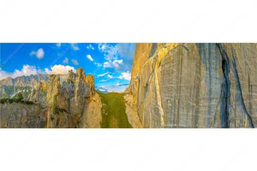 Kletterer vor der Schnitlwand an der Speckkarspitze im Karwendelgebirge - Schwer beeindruckt - Seitenverhältnis 3:1 - Schnitlwand Halleranger Karwendel - weitere Infos unter https://www.kriner-weiermann.de