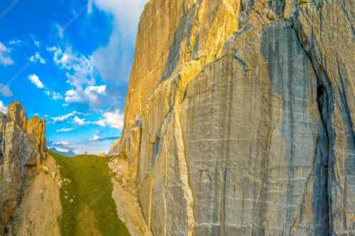 Kletterer vor der Schnitlwand an der Speckkarspitze im Karwendelgebirge - Schwer beeindruckt - Seitenverhältnis 3:2 - Schnitlwand Halleranger Karwendel - weitere Infos unter https://www.kriner-weiermann.de