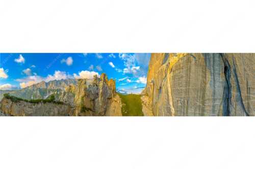 Kletterer vor der Schnitlwand an der Speckkarspitze im Karwendelgebirge - Schwer beeindruckt - Seitenverhältnis 4:1 - Schnitlwand Halleranger Karwendel - weitere Infos unter https://www.kriner-weiermann.de