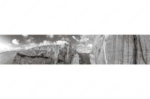Kletterer vor der Schnitlwand an der Speckkarspitze im Karwendelgebirge - Schwer beeindruckt - Seitenverhältnis 5:1 - Schnitlwand Halleranger Karwendel - weitere Infos unter https://www.kriner-weiermann.de