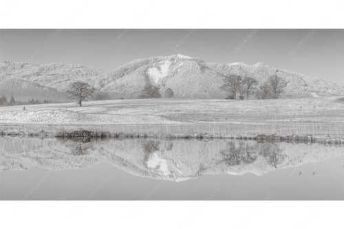 Blick über die Ach bei Uffing zum Hörnle in den Ammergauer Alpen - Silentium - Seitenverhältnis 2:1 - Ach bei Uffing mit Hörnle - weitere Infos unter https://www.kriner-weiermann.de
