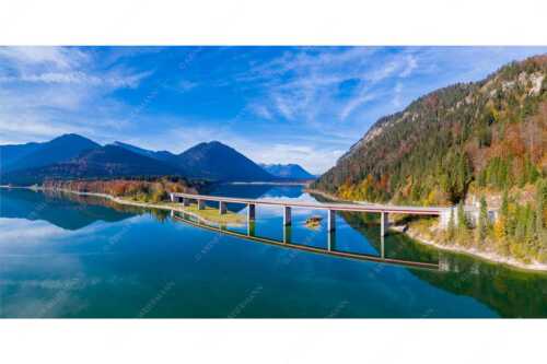 Brücke über den Silvensteinsee mit Karwendelgebirge - Silvensteinbrücke - Seitenverhältnis 2:1 - Silvensteinsee mit Karwendel - weitere Infos unter https://www.kriner-weiermann.de