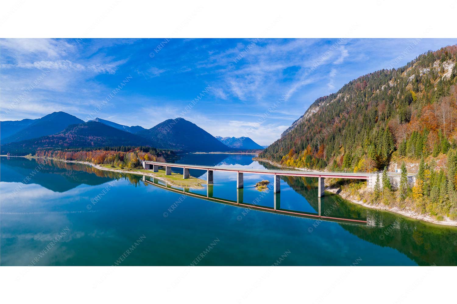 Silvensteinbrücke – Seitenverhältnis 2:1 — Silvensteinsee mit Karwendel Brücke über den Silvensteinsee mit Karwendelgebirge