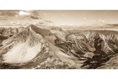 Blick auf Soiernspitze, die Soiernlache und die beiden Soiernseen - Soiernwasser - Seitenverhältnis 2:1 - Soiernspitze und Soiernseen - weitere Infos unter https://www.kriner-weiermann.de