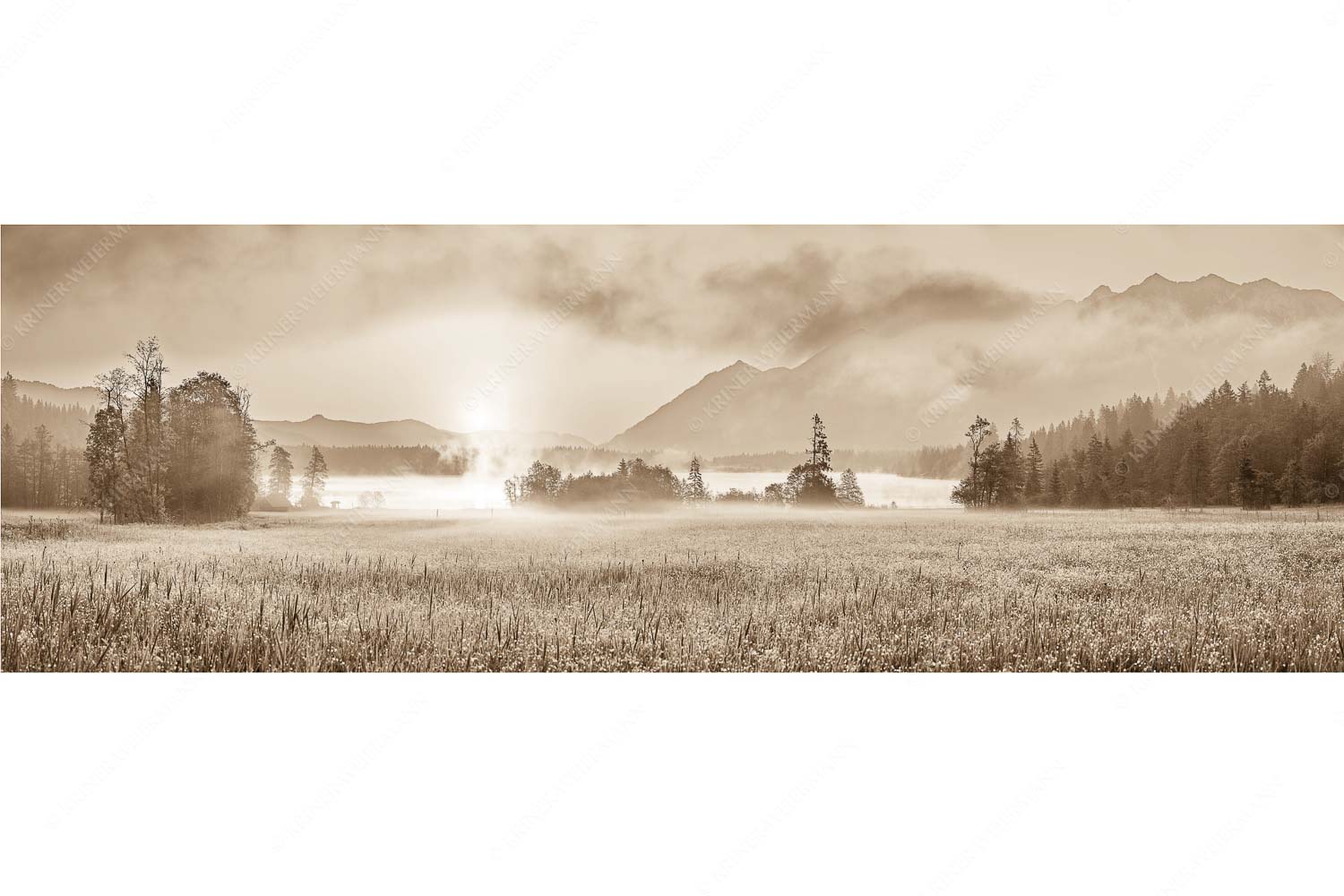 Blick über den Barmsee in den Sonnenaufgang