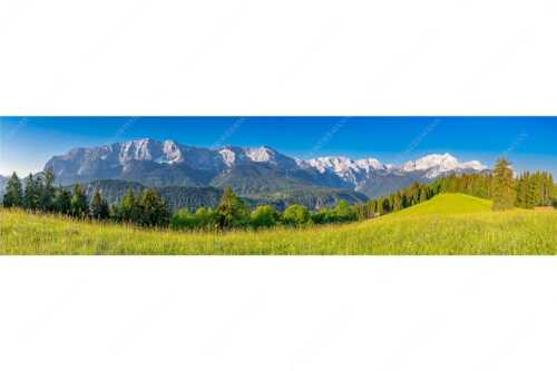 Blick zum Eckbauer und dem Wettertsteingebirge mit Alpspitze und Zugspitze - Sommerwiesenpanorama - Seitenverhältnis 4:1 - Wetterstein mit Zugspitzmassiv - weitere Infos unter https://www.kriner-weiermann.de