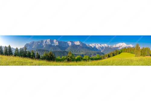 Blick zum Eckbauer und dem Wettertsteingebirge mit Alpspitze und Zugspitze - Sommerwiesenpanorama - Seitenverhältnis 5:1 - Wetterstein mit Zugspitzmassiv - weitere Infos unter https://www.kriner-weiermann.de