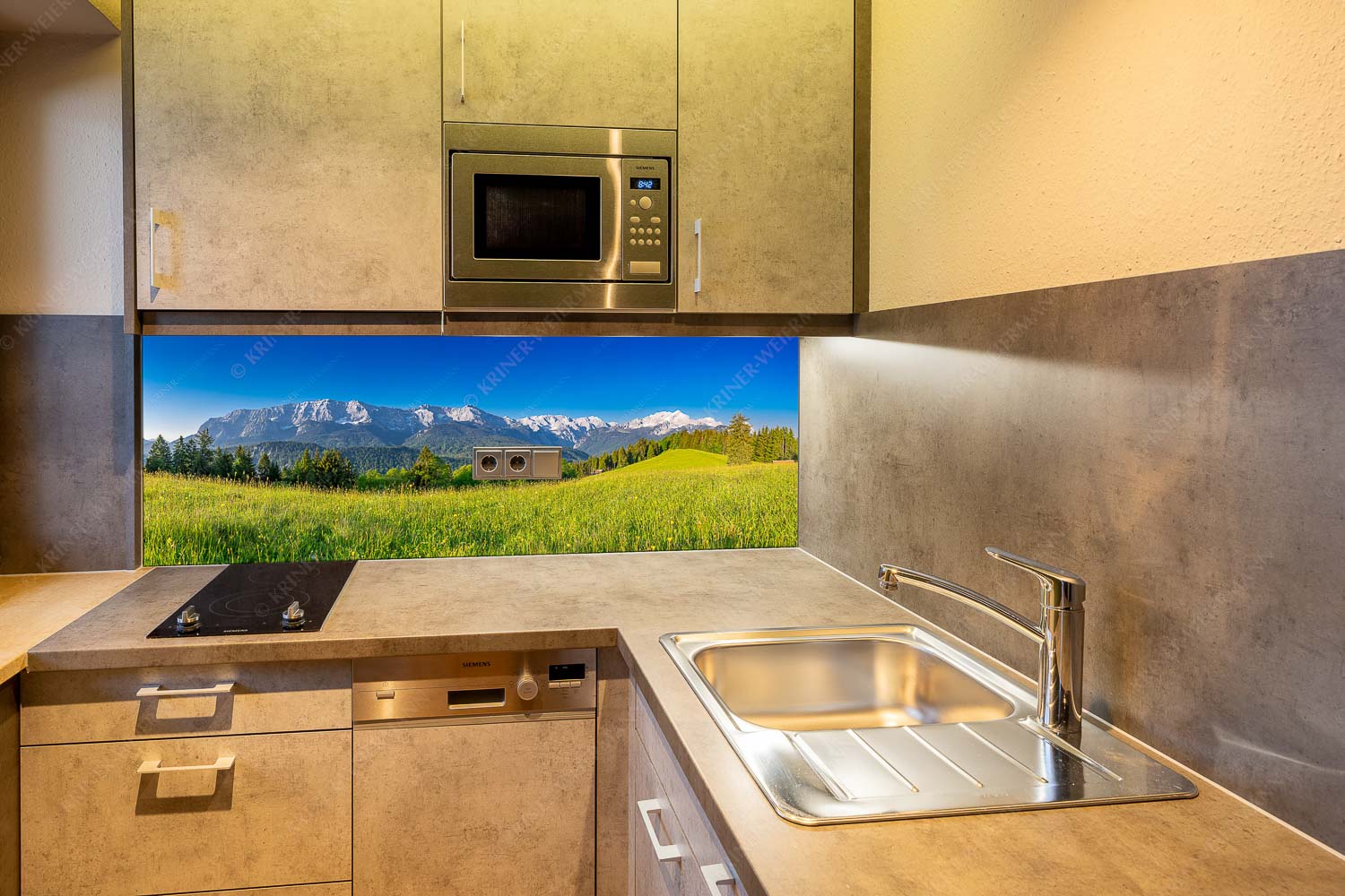 Blick zum Eckbauer und dem Wettertsteingebirge mit Alpspitze und Zugspitze - Sommerwiesenpanorama - Größe ca. 150x60cm, Seitenverhältnis 2,5:1 - Wetterstein mit Zugspitzmassiv - weitere Infos unter https://www.kriner-weiermann.de
