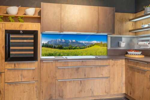 Blick zum Eckbauer und dem Wettertsteingebirge mit Alpspitze und Zugspitze - Sommerwiesenpanorama - Größe ca. 180x60cm, Seitenverhältnis 3:1 - Wetterstein mit Zugspitzmassiv - weitere Infos unter https://www.kriner-weiermann.de