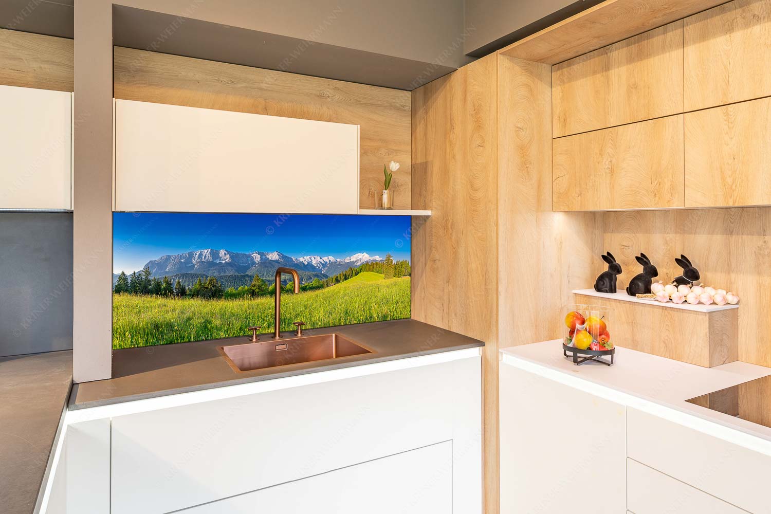 Sommerwiesenpanorama – Größe ca. 150x60cm, Seitenverhältnis 2,5:1 — Wetterstein mit Zugspitzmassiv Blick zum Eckbauer und dem Wettertsteingebirge mit Alpspitze und Zugspitze - Sommerwiesenpanorama - Größe ca. 150x60cm, Seitenverhältnis 2,5:1 - Wetterstein mit Zugspitzmassiv - weitere Infos unter https://www.kriner-weiermann.de