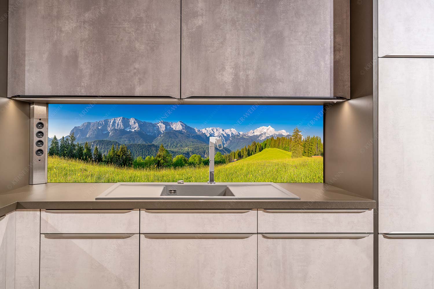 Sommerwiesenpanorama – Größe ca. 200x50cm, Seitenverhältnis ca: 4:1 — Wetterstein mit Zugspitzmassiv Blick zum Eckbauer und dem Wettertsteingebirge mit Alpspitze und Zugspitze - Sommerwiesenpanorama - Größe ca. 200x50cm, Seitenverhältnis ca: 4:1 - Wetterstein mit Zugspitzmassiv - weitere Infos unter https://www.kriner-weiermann.de