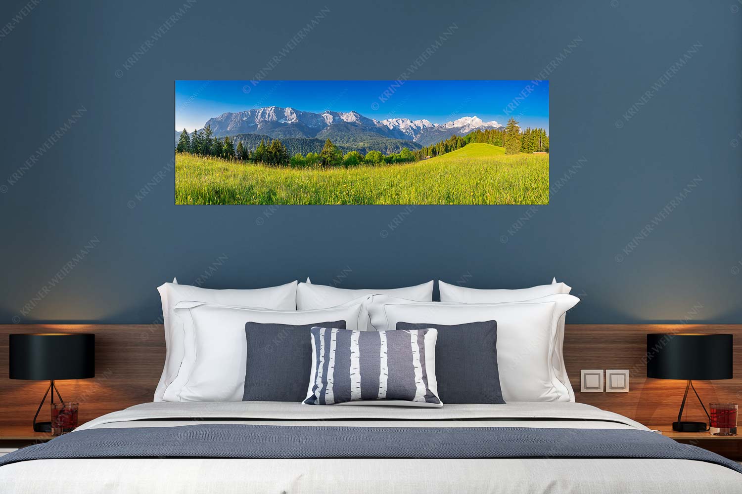Sommerwiesenpanorama – Größe ca. 180x60cm, Seitenverhältnis 3:1 — Wetterstein mit Zugspitzmassiv Blick zum Eckbauer und dem Wettertsteingebirge mit Alpspitze und Zugspitze - Sommerwiesenpanorama - Größe ca. 180x60cm, Seitenverhältnis 3:1 - Wetterstein mit Zugspitzmassiv - weitere Infos unter https://www.kriner-weiermann.de