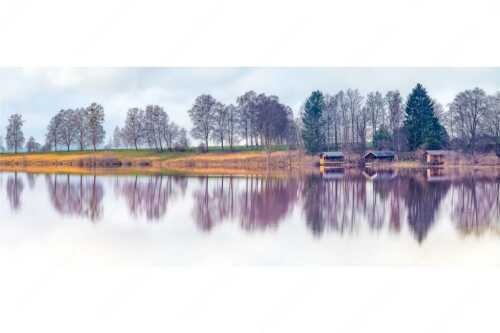 Spiegelungen am Staffelsee in Uffing - Spieglein-Spieglein - Seitenverhältnis 2,5:1 - Bootshütten am Staffelsee - weitere Infos unter https://www.kriner-weiermann.de
