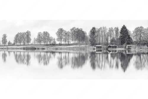 Spiegelungen am Staffelsee in Uffing - Spieglein-Spieglein - Seitenverhältnis 2,5:1 - Bootshütten am Staffelsee - weitere Infos unter https://www.kriner-weiermann.de