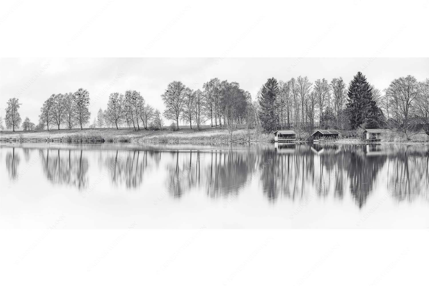 Spieglein-Spieglein – Seitenverhältnis 2,5:1 — Bootshütten am Staffelsee Spiegelungen am Staffelsee in Uffing