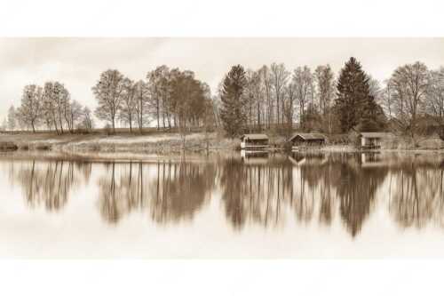 Spiegelungen am Staffelsee in Uffing - Spieglein-Spieglein - Seitenverhältnis 2:1 - Bootshütten am Staffelsee - weitere Infos unter https://www.kriner-weiermann.de
