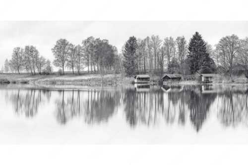 Spiegelungen am Staffelsee in Uffing - Spieglein-Spieglein - Seitenverhältnis 2:1 - Bootshütten am Staffelsee - weitere Infos unter https://www.kriner-weiermann.de