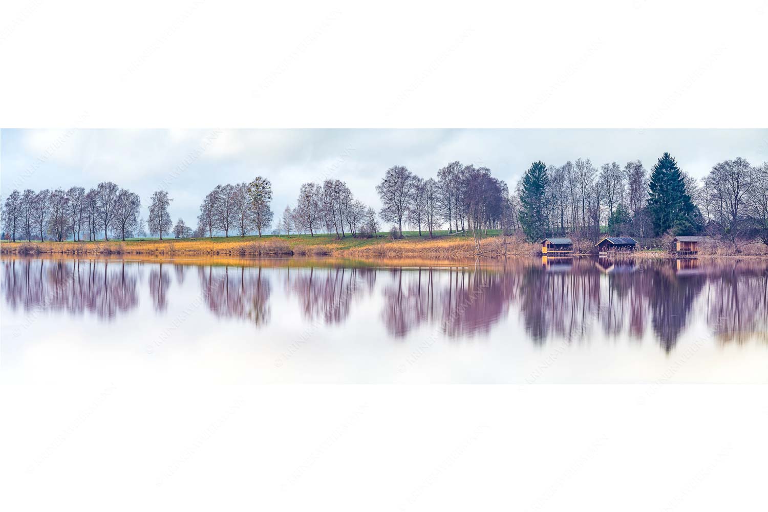 Spieglein-Spieglein – Seitenverhältnis 3:1 — Bootshütten am Staffelsee Spiegelungen am Staffelsee in Uffing