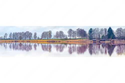 Spiegelungen am Staffelsee in Uffing - Spieglein-Spieglein - Seitenverhältnis 4:1 - Bootshütten am Staffelsee - weitere Infos unter https://www.kriner-weiermann.de