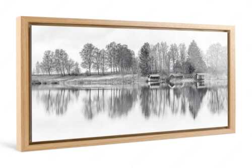 Spiegelungen am Staffelsee in Uffing - Spieglein-Spieglein - Foto im Schattenfugen-Rahmen - Bootshütten am Staffelsee - weitere Infos unter https://www.kriner-weiermann.de