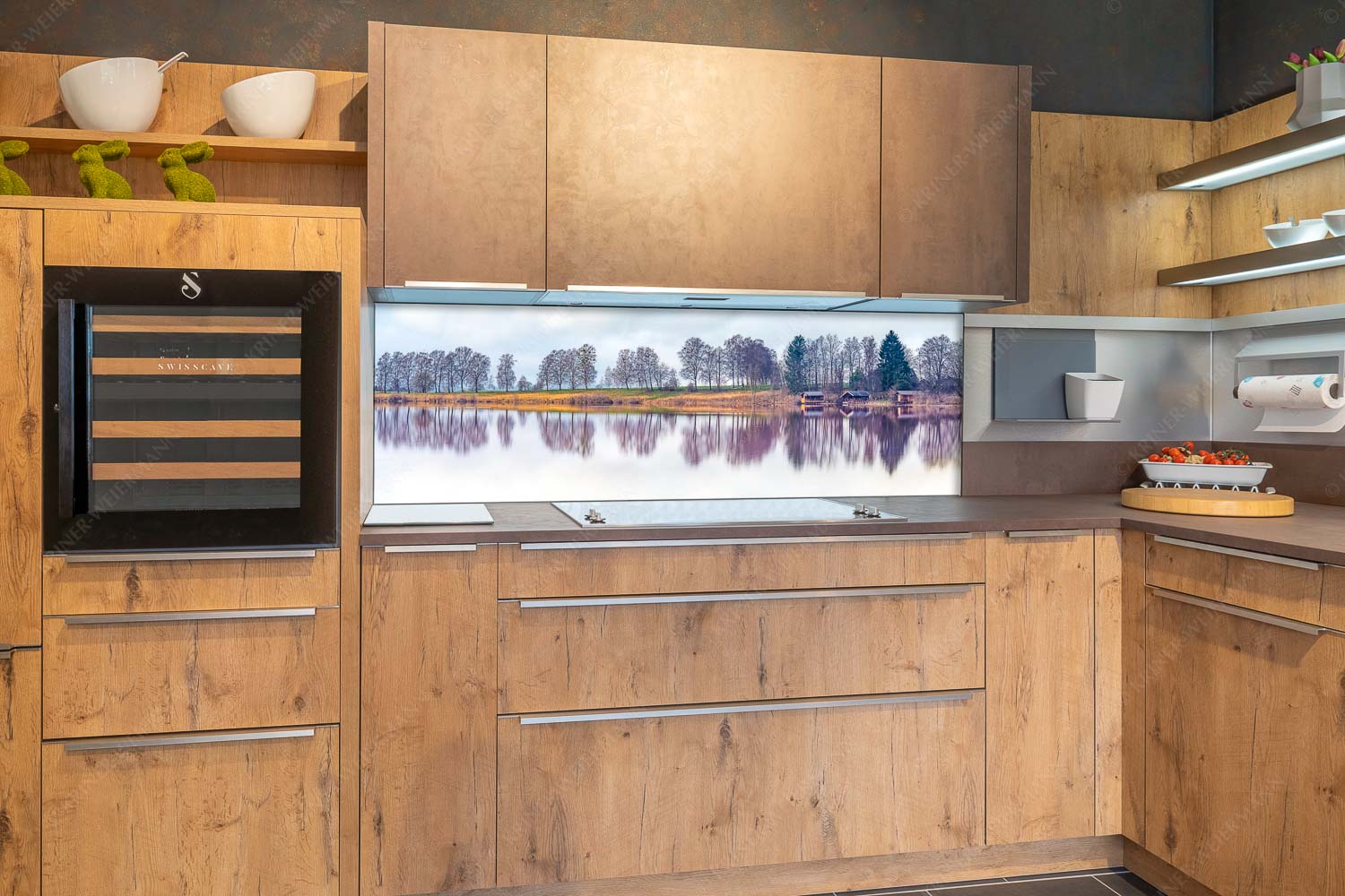 Spieglein-Spieglein – Größe ca. 180x60cm, Seitenverhältnis 3: — Bootshütten am Staffelsee Spiegelungen am Staffelsee in Uffing - Spieglein-Spieglein - Größe ca. 180x60cm, Seitenverhältnis 3: - Bootshütten am Staffelsee - weitere Infos unter https://www.kriner-weiermann.de