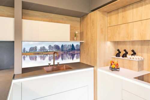 Spiegelungen am Staffelsee in Uffing - Spieglein-Spieglein - Größe ca. 150x60cm, Seitenverhältnis 2,5:1 - Bootshütten am Staffelsee - weitere Infos unter https://www.kriner-weiermann.de