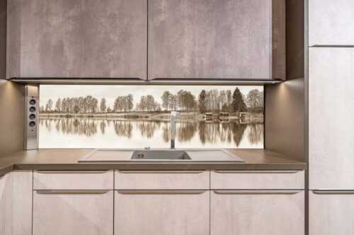 Spiegelungen am Staffelsee in Uffing - Spieglein-Spieglein - Größe ca. 200x50cm, Seitenverhältnis ca: 4:1 - Bootshütten am Staffelsee - weitere Infos unter https://www.kriner-weiermann.de