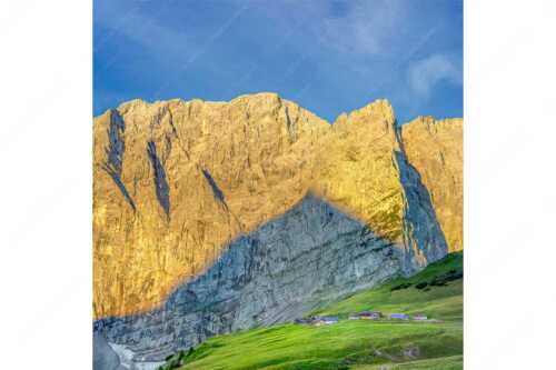 Blick über Lalidereralm Hochleger zur Dreizinkenspitze - Staade Oim - Seitenverhältnis 1:1 - Lalidereralm Hochleger im Karwendel - weitere Infos unter https://www.kriner-weiermann.de
