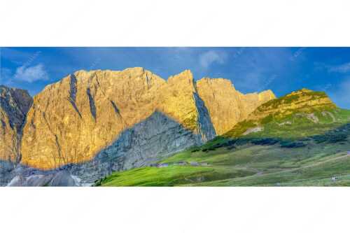 Blick über Lalidereralm Hochleger zur Dreizinkenspitze - Staade Oim - Seitenverhältnis 2,5:1 - Lalidereralm Hochleger im Karwendel - weitere Infos unter https://www.kriner-weiermann.de