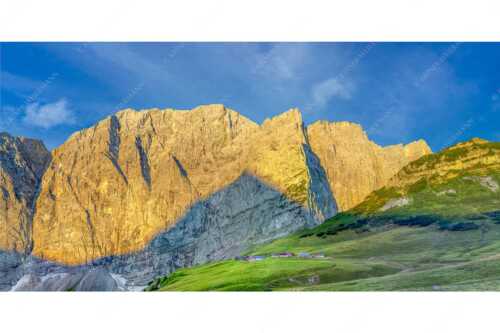 Blick über Lalidereralm Hochleger zur Dreizinkenspitze - Staade Oim - Seitenverhältnis 2:1 - Lalidereralm Hochleger im Karwendel - weitere Infos unter https://www.kriner-weiermann.de