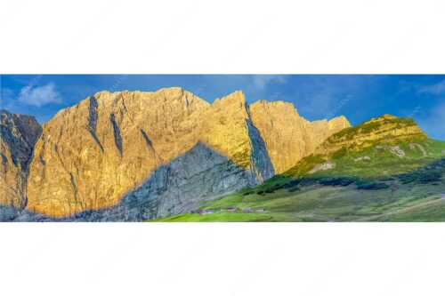 Blick über Lalidereralm Hochleger zur Dreizinkenspitze - Staade Oim - Seitenverhältnis 3:1 - Lalidereralm Hochleger im Karwendel - weitere Infos unter https://www.kriner-weiermann.de