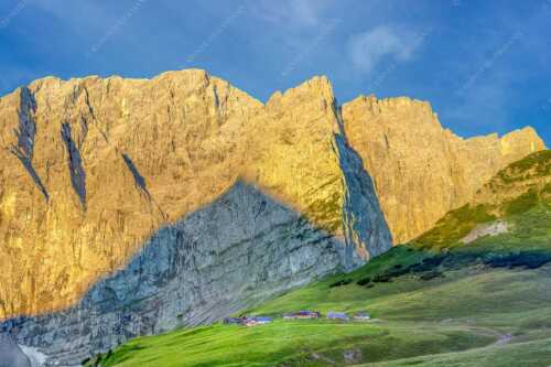 Blick über Lalidereralm Hochleger zur Dreizinkenspitze - Staade Oim - Seitenverhältnis 3:2 - Lalidereralm Hochleger im Karwendel - weitere Infos unter https://www.kriner-weiermann.de