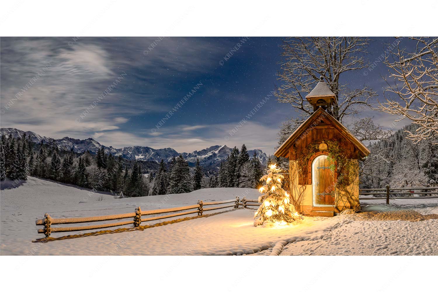 Stille Nacht – Seitenverhältnis 2:1 — Weihnachtliche Kapelle Die Kapelle beim Gschwandnerbauern liegt vor einem einzigartigen Panorama
