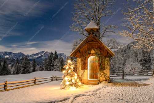 Die Kapelle beim Gschwandnerbauern liegt vor einem einzigartigen Panorama - Stille Nacht - Seitenverhältnis 3:2 - Weihnachtliche Kapelle - weitere Infos unter https://www.kriner-weiermann.de