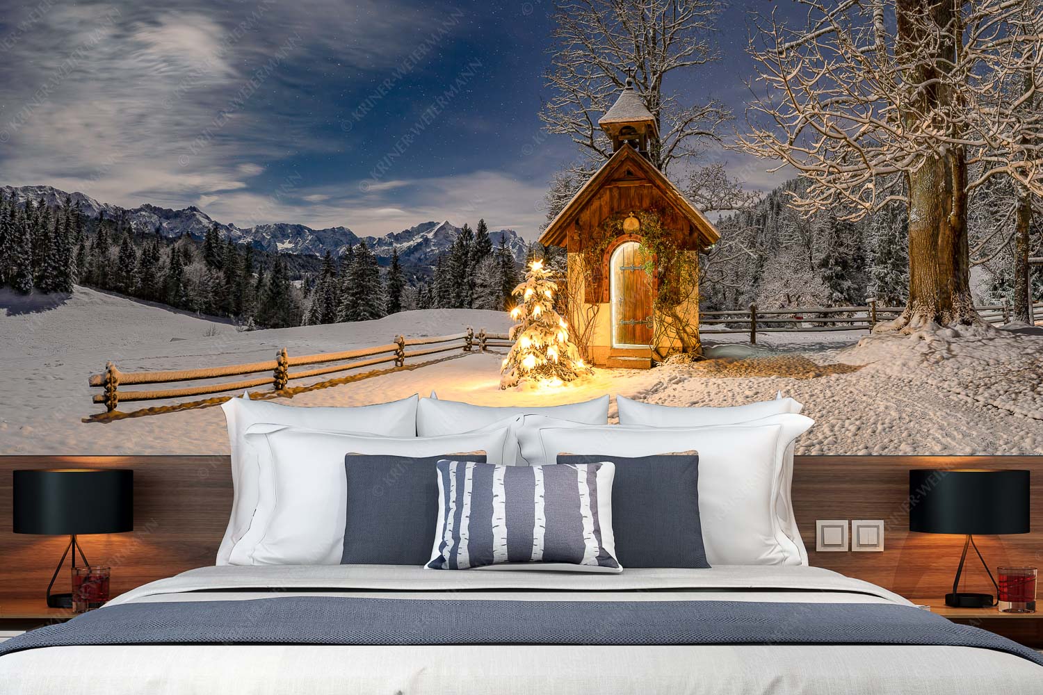 Stille Nacht – Größe ca. 350x140cm, Seitenverhältnis 2,5:1 — Weihnachtliche Kapelle Die Kapelle beim Gschwandnerbauern liegt vor einem einzigartigen Panorama - Stille Nacht - Größe ca. 350x140cm, Seitenverhältnis 2,5:1 - Weihnachtliche Kapelle - weitere Infos unter https://www.kriner-weiermann.de