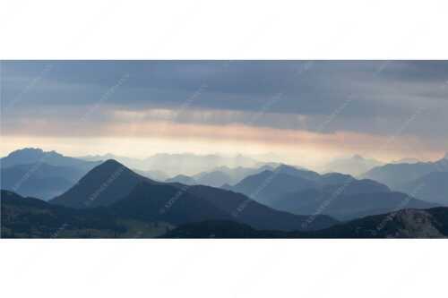 Einducksvolle Lichtstimmung im Estergebirge mit Blick in die Bayerischen Voralpen - Strahlen - Seitenverhältnis 2,5:1 - Bayerische Voralpen - weitere Infos unter https://www.kriner-weiermann.de