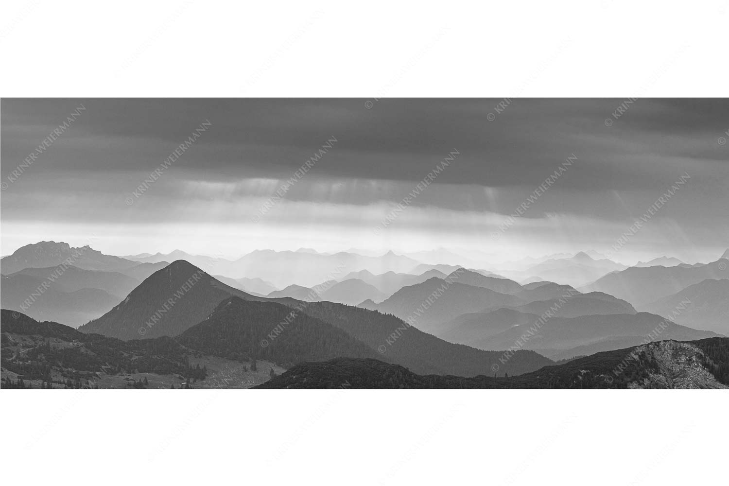 Einducksvolle Lichtstimmung im Estergebirge mit Blick in die Bayerischen Voralpen - Strahlen - Seitenverhältnis 2,5:1 - Bayerische Voralpen - weitere Infos unter https://www.kriner-weiermann.de