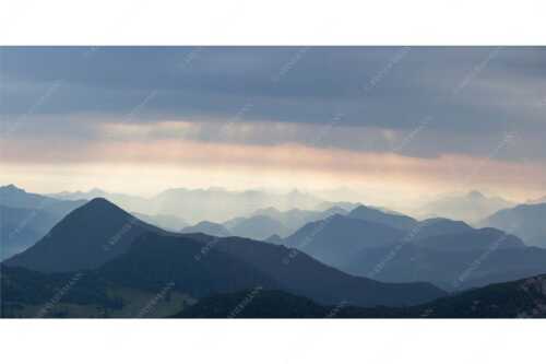 Einducksvolle Lichtstimmung im Estergebirge mit Blick in die Bayerischen Voralpen - Strahlen - Seitenverhältnis 2:1 - Bayerische Voralpen - weitere Infos unter https://www.kriner-weiermann.de