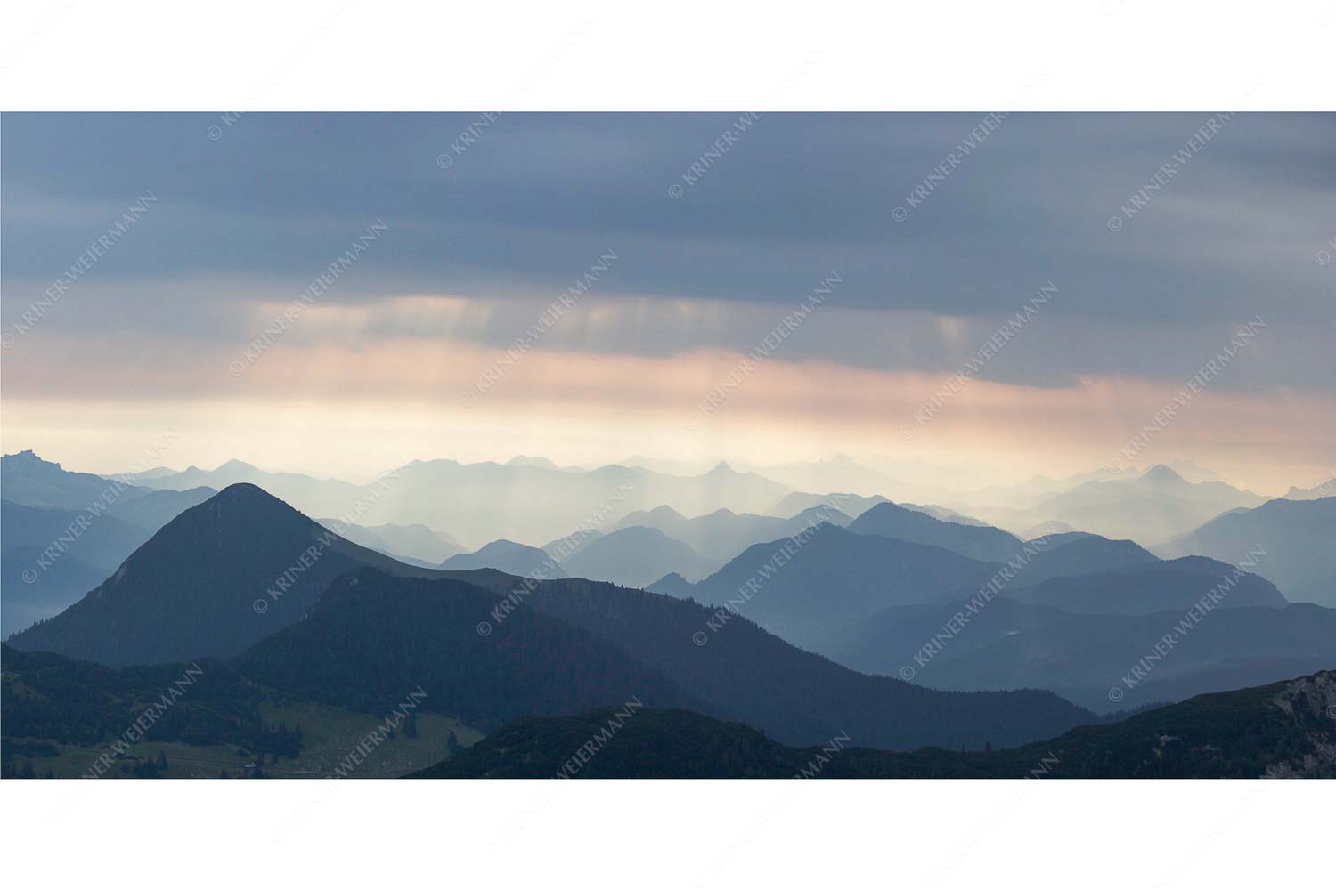 Strahlen – Seitenverhältnis 2:1 — Bayerische Voralpen Einducksvolle Lichtstimmung im Estergebirge mit Blick in die Bayerischen Voralpen