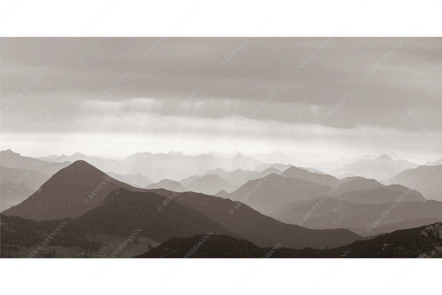 Strahlen – Seitenverhältnis 2:1 — Bayerische Voralpen Einducksvolle Lichtstimmung im Estergebirge mit Blick in die Bayerischen Voralpen
