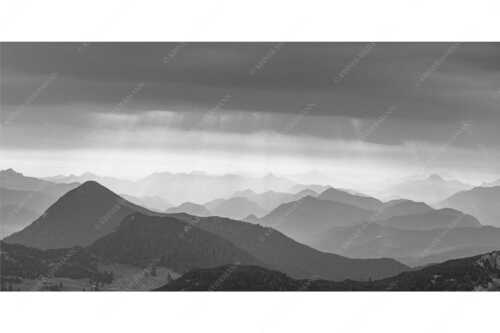 Einducksvolle Lichtstimmung im Estergebirge mit Blick in die Bayerischen Voralpen - Strahlen - Seitenverhältnis 2:1 - Bayerische Voralpen - weitere Infos unter https://www.kriner-weiermann.de