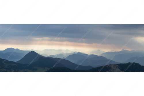 Einducksvolle Lichtstimmung im Estergebirge mit Blick in die Bayerischen Voralpen - Strahlen - Seitenverhältnis 3:1 - Bayerische Voralpen - weitere Infos unter https://www.kriner-weiermann.de