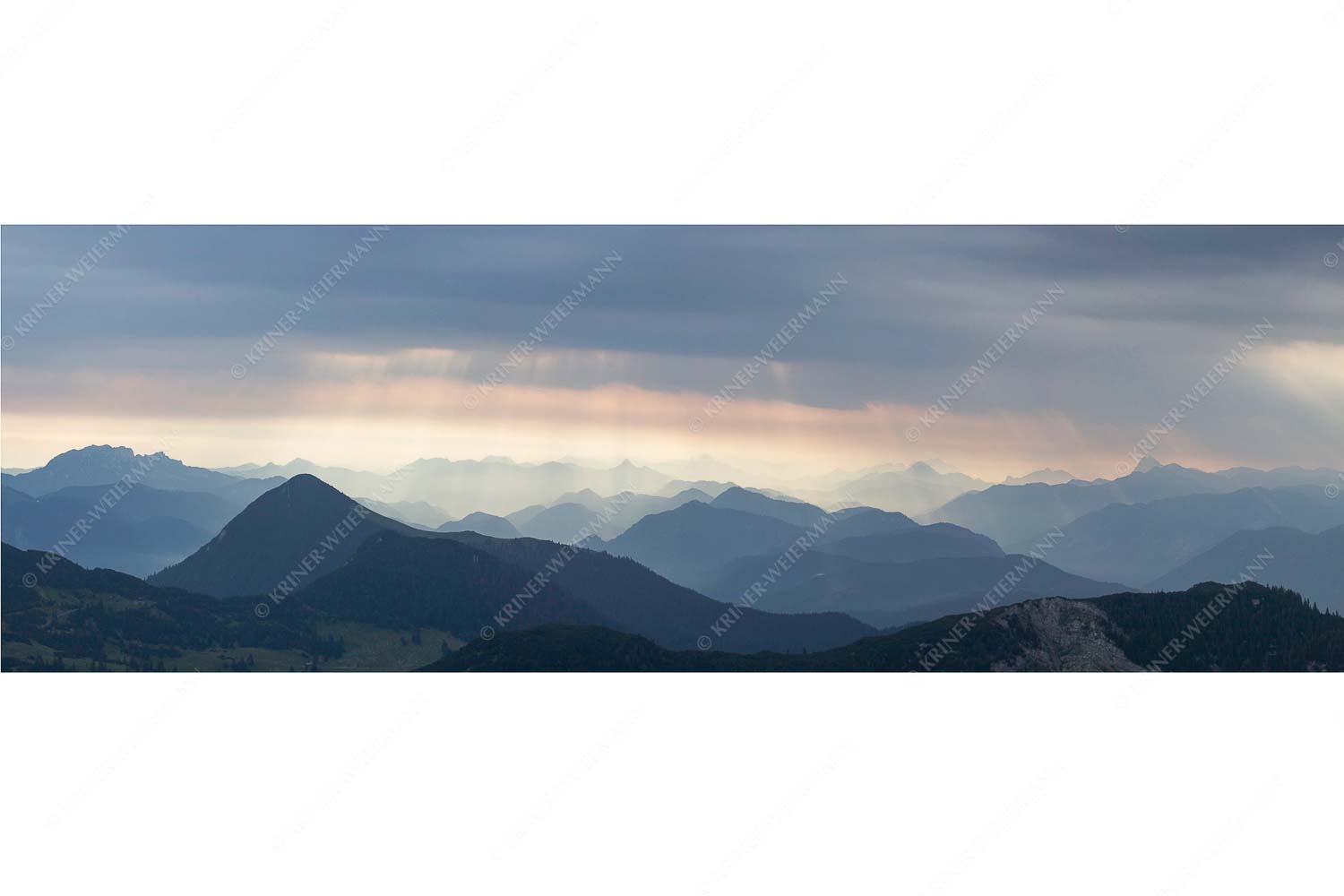 Strahlen – Seitenverhältnis 3:1 — Bayerische Voralpen Einducksvolle Lichtstimmung im Estergebirge mit Blick in die Bayerischen Voralpen