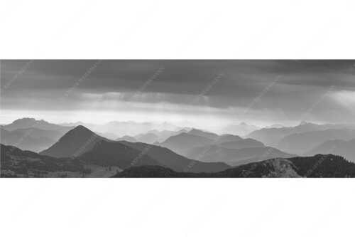 Einducksvolle Lichtstimmung im Estergebirge mit Blick in die Bayerischen Voralpen - Strahlen - Seitenverhältnis 3:1 - Bayerische Voralpen - weitere Infos unter https://www.kriner-weiermann.de