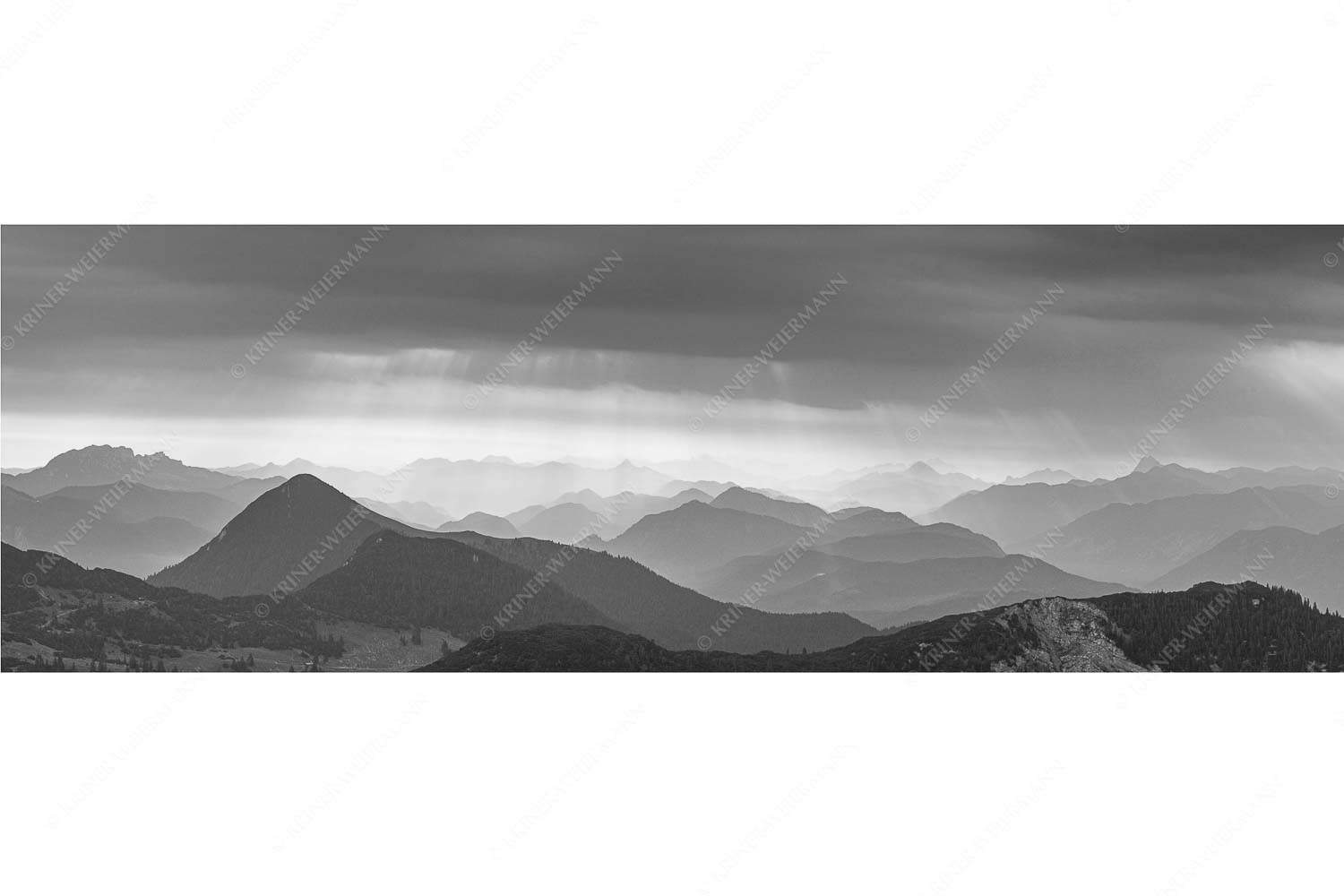 Strahlen – Seitenverhältnis 3:1 — Bayerische Voralpen Einducksvolle Lichtstimmung im Estergebirge mit Blick in die Bayerischen Voralpen