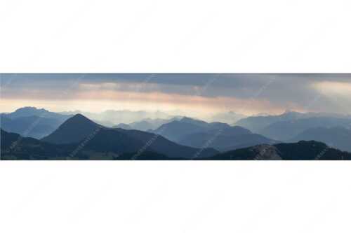 Einducksvolle Lichtstimmung im Estergebirge mit Blick in die Bayerischen Voralpen - Strahlen - Seitenverhältnis 4:1 - Bayerische Voralpen - weitere Infos unter https://www.kriner-weiermann.de