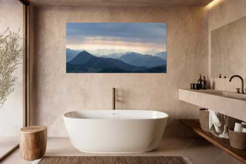 Einducksvolle Lichtstimmung im Estergebirge mit Blick in die Bayerischen Voralpen - Strahlen - Größe ca. 180x90cm, Seitenverhältnis 2:1 - Bayerische Voralpen - weitere Infos unter https://www.kriner-weiermann.de